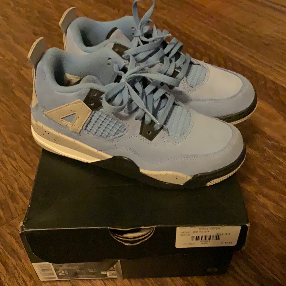 Jordan 4 Retro university blue/black/white